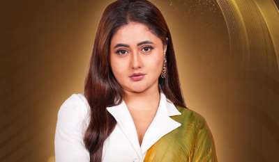 करीब आठ साल तक टीवी फिक्शन से दूर रहने के बाद रश्मि देसाई अब स्टार प्लस के अपकमिंग शो 'सयोनी' के साथ छोटे पर्दे पर वापसी करने जा रही हैं। हालांकि, एक्ट्रेस के लिए यह लंबा ब्रेक काम की कमी की वजह से नहीं था। रश्मि ने खुलासा किया कि इन सालों में उन्हें कई ऑफर्स मिले, लेकिन उन्होंने उन्हें ठुकरा दिया। इसके पीछे की वजह बताते हुए, उन्होंने यह भी बताया कि आखिर उन्होंने 'सयोनी' से ही कमबैक करने का फौसला क्यों लिया? करीब आठ साल तक टीवी फिक्शन से दूर रहने के बाद रश्मि देसाई अब स्टार प्लस के अपकमिंग शो 'सयोनी' के साथ छोटे पर्दे पर वापसी करने जा रही हैं। हालांकि, एक्ट्रेस के लिए यह लंबा ब्रेक काम की कमी की वजह से नहीं था। रश्मि ने खुलासा किया कि इन सालों में उन्हें कई ऑफर्स मिले, लेकिन उन्होंने उन्हें ठुकरा दिया। इसके पीछे की वजह बताते हुए, उन्होंने यह भी बताया कि आखिर उन्होंने 'सयोनी' से ही कमबैक करने का फौसला क्यों लिया?