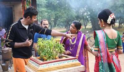 फिल्ममेकर संतोष डावखर की डायरेक्ट की गई मराठी थ्रिलर फिल्म 'गोंधल' को ऑस्कर 2027 के लिए भारत की ऑफिशियल एंट्री के तौर पर चुना गया है। यह फिल्म 99वें एकेडमी अवॉर्ड्स में 'बेस्ट इंटरनेशनल फीचर' कैटेगरी में मुकाबला करेगी। इसे विचार के लिए भेजी गई 33 फिल्मों की लिस्ट में से चुना गया है। इस लिस्ट में हिंदी, तेलुगु, तमिल और मराठी फिल्में शामिल थीं। इस घोषणा के बाद से फिल्ममेकर संतोष डावखर भी चर्चा में हैं, जिनका सफर एक प्रोफेसर, प्रोजेक्ट कंसल्टेंट और सोशल एक्टिविस्ट के तौर पर काम करने से जुड़ा रहा है। फिल्ममेकर संतोष डावखर की डायरेक्ट की गई मराठी थ्रिलर फिल्म 'गोंधल' को ऑस्कर 2027 के लिए भारत की ऑफिशियल एंट्री के तौर पर चुना गया है। यह फिल्म 99वें एकेडमी अवॉर्ड्स में 'बेस्ट इंटरनेशनल फीचर' कैटेगरी में मुकाबला करेगी। इसे विचार के लिए भेजी गई 33 फिल्मों की लिस्ट में से चुना गया है। इस लिस्ट में हिंदी, तेलुगु, तमिल और मराठी फिल्में शामिल थीं। इस घोषणा के बाद से फिल्ममेकर संतोष डावखर भी चर्चा में हैं, जिनका सफर एक प्रोफेसर, प्रोजेक्ट कंसल्टेंट और सोशल एक्टिविस्ट के तौर पर काम करने से जुड़ा रहा है।