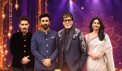 'कौन बनेगा करोड़पति' के सेट पर 'रामायण' के कलाकार तब हंस पड़े, जब अमिताभ बच्चन ने अपने बचपन के दिनों का एक मजेदार किस्सा सुनाया। अपनी आने वाली फिल्म 'रामायण' का प्रमोशन करने के लिए अभिनेता रणबीर कपूर, साई पल्लवी और रवि दुबे क्विज शो के एक खास दिवाली एपिसोड में मेगास्टार अमिताभ बच्चन के साथ शामिल हुए। इस बातचीत के दौरान रणबीर ने अमिताभ बच्चन से उनके बचपन की दिवाली की यादों के बारे में पूछा और यह भी जानना चाहा कि वे उस समय यह त्योहार कैसे मनाते थे। 'कौन बनेगा करोड़पति' के सेट पर 'रामायण' के कलाकार तब हंस पड़े, जब अमिताभ बच्चन ने अपने बचपन के दिनों का एक मजेदार किस्सा सुनाया। अपनी आने वाली फिल्म 'रामायण' का प्रमोशन करने के लिए अभिनेता रणबीर कपूर, साई पल्लवी और रवि दुबे क्विज शो के एक खास दिवाली एपिसोड में मेगास्टार अमिताभ बच्चन के साथ शामिल हुए। इस बातचीत के दौरान रणबीर ने अमिताभ बच्चन से उनके बचपन की दिवाली की यादों के बारे में पूछा और यह भी जानना चाहा कि वे उस समय यह त्योहार कैसे मनाते थे।
