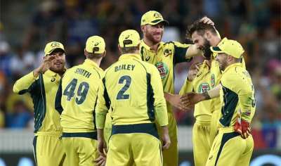  कैनबरा में बुधवार को भारत के ख़िलाफ़ चौथे वनडे में एक और सफ़लता प्राप्त करने के बाद मैच के हीरो कैन रिचर्डसन को बधाई देते ऑस्ट्रेलिया के साथी खिलाड़ी