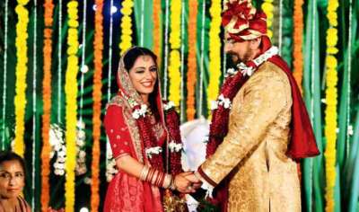 बॉलीवुड के अभिनेता कबीर बेदी अपने 70वें जन्मदिन पर अपनी मित्र परवीन दुसांज के साथ शादी के बंधन में बंध गए।