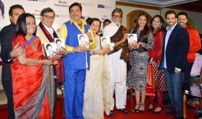 महानायक अमिताभ बच्चन नें शुक्रवार की शाम मुंबई में सहनायक व भारतीय जनता पार्टी से सांसद शत्रुघ्न सिन्हा की आत्मकथा '' एनीथिंग बट खामोश: दी शत्रुघ्न सिन्हा बायोग्राफी '' का विमोचन किया