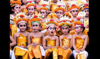 इस फोटो में मलेशियाई बच्चियां मेलास्ती त्योहार के दौरान अपनीं प्रस्तुति का इंतजार करती हुई।