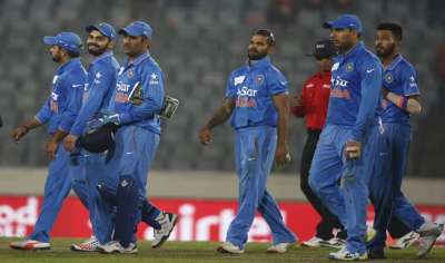 ढाका में बुधवार को एशिया कप के पहले मैच में बांग्लादेश को 45 रन से हराने के बाद टीम इंडिया के खिलाड़ी पवैलियन लौटते हुए। 