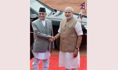  अपनी पहली छ दिवसीय विदेश यात्रा पर नेपाली प्रधानमंत्री केपी शर्मा ओली कल शाम नई दिल्ली पहुंच गये। प्रधानमंत्री ओली व उनकें 77 सदस्यी दल का एयरपोर्ट पर स्वागत विदेश मंत्री सुषमा स्वराज नें किया