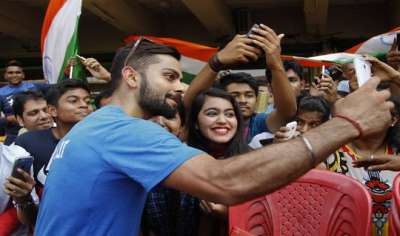 बेंगलुरु के चेन्नास्वामी स्टेडियम में बांग्लादेश से मैच के लिए जब कोहली प्रैक्टिस के लिए पहुंचे उनके प्रशंसकों ने उन्हें घेर लिया। कोहली ने भी खुशी-खुशी सेल्फी खिंचवा ली।