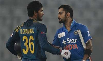 मैच में जीत के बाद श्रीलंका के कप्तान से हाथ मिलाते भारतीय बल्लेबाज विराट कोहली। 