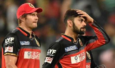 बेंगलुरु में रविवार को डेहली डेयडेविल्स से मिली हार के बाद सकते में रॉयल चैलेंजर्स बेंगलोर के कप्तान विराट कोहली और शैन वॉटसन।