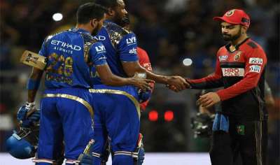 मुंबई में बुधवार को मुंबई से हारने के बाद रॉयल चैलेंजर्स बेंगलोर के कप्तान विराट कोहली हार्दिक पंड्या और कीरॉन पोलार्ड को बधाई देते हुए।