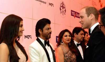मुंबई में प्रिंस विलियम और उनकी पत्नी बॉलीवुड थीम डिनर के दौरान सुपरस्टार शाहरुख खान और ऐश्वर्या राय से मिलते हुए। फोटो में माधुरी दीक्षित भी नज़र आ रही हैं।