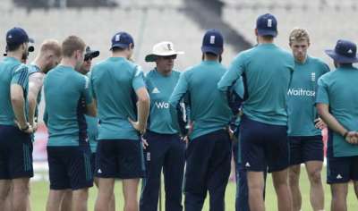 वेस्ट इंडीज़ के ख़िलाफ़ विश्व टी20 फ़ाइनल के एक दिन पहले कोलकता में ट्रेनिंग के दौरान इंग्लैंड के कोच ट्रेवर बेलिस खिलाड़ियों से बातचीत करते हुए। 
