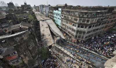 गुरुवार शाम को पश्चिम बंगाल की राजधानी कोलकाता में एक आंशिक रुप से पुल ढह गया।