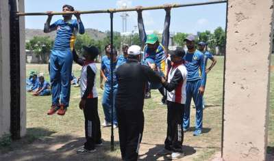 एशिया कप और टी20 विश्व कप में ख़राब प्रदर्शन के लिए खिलाड़ियों की फिटनैस को ज़िम्मेवार ठहराया गया था। यही वजह है कि पाकिस्तान क्रिकेट बोर्ड ने अब इंग्लैंड-दौरे के पहले इनकी ट्रेनिंग फ़ौजी अंदाज़ में करवाने का फ़ैसला किया है।