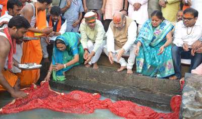 भारतीय जनता पार्टी के अध्यक्ष अमित शाह ने भाजपा के सामाजिक समरसता स्नान कार्यक्रम के तहत आज यहां शिप्रा नदी के वाल्मीकि घाट पर दलित साधुओं सहित अन्य साधुओं के साथ पवित्र स्नान किया। 