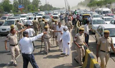 गुरुग्राम (गुड़गांव) में हुआ ट्रैफिक जाम, पुलिस ने भांजी लाठियां