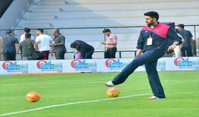 मैच से पहले कुछ इस अंदाज़ में नज़र आए अभिषेक बच्चन। मैच में अभिषेक ऑल स्टार्स के मैनेजर थे। फुटबॉल के इस मैच में जूनियर बच्चन अपनी कबड्डी टीम जयपुर पिंक पैंथर्स की जर्सी में नज़र आए।