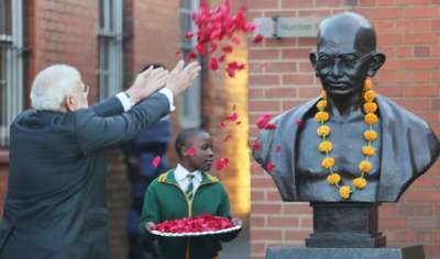 महात्मा गांधी की प्रतिमा पर फूल चढ़ाते प्रधानमंत्री नरेंद्र मोदी