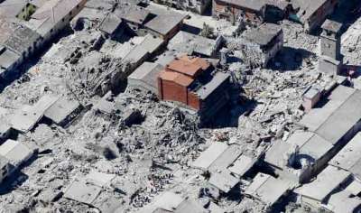 मध्य इटली में बुधवार तड़के आए शक्तिशाली भूकंप से कम से कम 120 लोगों की मौत हो गई । गांवों के तबाह होने के कारण हजारों की संख्या में लोग बेघर हो गए हैं।