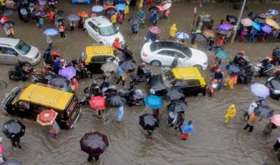 मूसलाधार बारिश ने मुंबई की तेजतर्रार लाइफ पर ब्रेक सा लगा दिया है। 