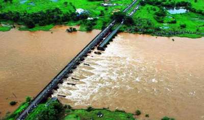 बीते मंगलवार रात पौने बारह बजे सावित्री नदी में अचानक पानी बढ़ जाने से महद तहसील का पोलादपुर हाईवे ब्रिज का करीब सत्तर फीसदी हिस्सा बह गया। अंग्रेजों के जमाने का यह पुल बेहद जर्जर हालत में था। इस पुल के टूट जाने की वजह से कई लोग वाहन समेत पानी में बह गए। बताया जा रहा है कि 40 से अधिक लोग लापता हैं।