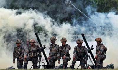 डीजीएमओ ले. जनरल रणवीर सिंह ने कहा है कि पाकिस्तान के खिलाफ कड़ी कार्रवाई करते हुए भारत ने बीती रात पीओके में सर्जिकल स्ट्राइक किया। इस हमले की जानकारी राष्ट्रपति, उपराष्ट्रपति की दो दी गई। देखिए तस्वीरों में कैसे भारतीय सैनिकों ने इस हमलें को अंजाम दिया। 