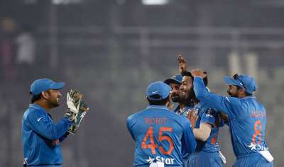 रविवार को धर्मशाला में खेले गए सीरीज के पहले वनडे मैच में भारत ने न्यूजीलैंड को 6 विकेट से हरा दिया। इस मैच से डेब्यू करने वाले हार्दिक पांड्या ने शानदार गेंदबाजी की 31 रन देकर 3 विकेट लिए। 