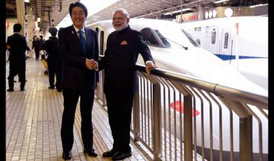 प्रधानमंत्री नरेंद्र मोदी शनिवार को जापान के प्रधानमंत्री शिंजो आबे के साथ टोक्यो से शिंकनसेन बुलेट ट्रेन में सवार होकर कोबे तक का सफ़र तय किया। 