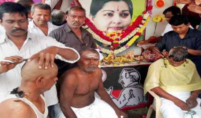 जयललिता के निधन पर पूरा तमिलनाडु शोक में डूबा है। अपने लोकप्रिय नेता की अंतिम यात्रा में भारी जनसैलाब उमड़ पड़ा। यहां तक कि कई लोगों ने तो अपना मुंडन तक करा लिया।