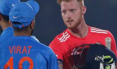 जिस तरह से क़िस्मत विराट कोहली का पिछले चुछ समय से साथ दे रही है उसे देखकर कोई भी कप्तान किसी भी तरह का दांव लगाने के लिए तैयार हो जाएगा। कानपुर में खेले गए तीन मैचों की टी20 सिरीज़ के पहले मुक़ाबले में भी कोहली ने एक ऐसा दांव लगाया जो फ़्लॉप हो गया और भारत को हार का मुंह देखना पड़ा। भारत पहले खेलते हुए 20 ओवर में सिर्फ 147/7 रन ही बना पाया और इंग्लैंड ने भारत को सात विकेट से हरा दिया।। विराट की कप्तानी में खेला गया ये पहला टी-20 मैच था। ये भी अजीब इत्तफ़ाक है कि इससे पहले उनकी कप्तानी में खेले गए पहले वनडे और पहले टेस्ट मैच में भी टीम इंडिया हारी थी। कोहली ने टॉस हारने के बाद ख़ुद पारी की शुरुआत करने का फ़ैसला किया जो सही साबित नही हुआ। वैसे कोहली इसके पहले भी टी20 मैच में ओपनिंग कर चुके हैं। बहरहाल, हम आपको बताने जा रहे हैं वो 5 कारण जिसकी वजह से टीम इंडिया हारी।