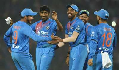 तीन मैचों की टी20 सिरीज़ में पहला मैच हारने के बाद नागपुर में भारत के लिए जीतना बहुत ज़रुरी था ताकि सिरीज़ पर कब्ज़ें की उम्मीद बरक़रार रहे। लेकिन भारत अपनी पारी में पहले बल्लेबाज़ी करते हुए सिर्फ 144 रन ही बना सका। मैच पर इंग्लैंड की पकड़ मज़बूत थी और लग रहा था कि इस मैच के साथ ही इंग्लैंड सिरीज़ भी जीत जाएगी लेकिन बूमराह ने वो कर दिखाया जो एकदम नामुमकिन लग रहा था। तस्वीरों में देखें बूमराह ने कैसे अपनी 12 बॉलों पर इंग्लैंड की कस दी नकेल। 