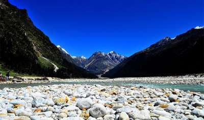 हमारे देश के प्रहरी हिमालय की गोद में प्रकृति ने कई खूबसूरत स्थानों को जगह दी है। हिमालय के ये स्थान किसी भी टूरिस्ट के दिल को जीतने की क्षमता रखते हैं। आइए, हम आपको दिखाते हैं 10 ऐसी ही खास जगहों को... 1: यूमतांग वैली, सिक्किम | Photo: Lisa.davis/Wikimedia Commons