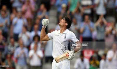 इंग्लैंड के बल्लेबाज़ एलिस्टर कुक ने सोमवार को राष्ट्रीय टेस्ट टीम की कप्तानी छोड़ने का फैसला किया है। कुक चार साल से ज्यादा समय तक टेस्ट टीम के कप्तान रहे। उनका यह फैसला हालांकि हैरानी भरा नहीं है। कुक ने 59 मैचों में कप्तानी की है। अपनी कप्तानी में उन्होंने इंग्लैंड में दो ऐशेज़ सिरीज़ जीती लेकिन ऑस्ट्रेलिया में करारी हार देखी। वह इंग्लैंड के सबसे ज़्यादा रन बनाने वाले बल्लेबाज़ है जिन्होंने भारत और साउथ अफ़्रीका में अपनी टीम को जीत दिलाई थी। अब जबकि कुक रिटायर हो रहे हैं, हम आपको कुक के बेहतरीन टेस्ट करिअर के पांच बेहतरीन लम्हों पर नज़र डालते हैं।