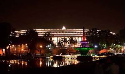 एक देश एक टैक्स के मंत्र के साथ देश में शनिवार रात गुड्स एंड सर्विसेस टैक्स यानी GST लागू हो गया। संसद भवन के सेंट्रल हॉल में एक भव्य कार्यक्रम के दौरान आधी रात को घंटा बजाकर जीएसटी लॉन्च किया गया। इस मौक़े पर संसद भवन जगमगा उठा।