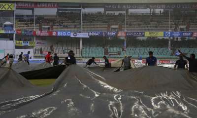 भारत और दक्षिण अफ्रीका के बीच यहां एसीए-वीसीए स्टेडियम में खेले जा रहे पहले टेस्ट मैच के पहले दिन बुधवार को बारिश के कारण खेल पूरा नहीं हो सका।