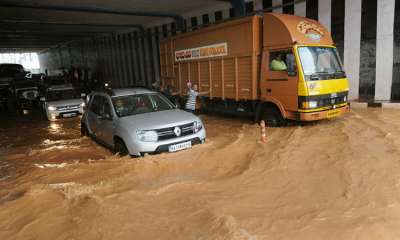 कर्नाटक के मेंगलुरु में आज बारिश के चलते कई इलाकों में पानी भर गया। सुबह 9 बजे शुरू दोपहर तक लगातार बारिश हुई।