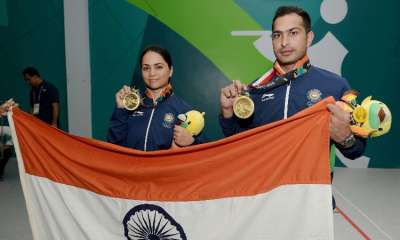 भारत की निशानेबाज अपूर्वी चंदेला और रवि कुमार ने रविवार को 10 मीटर एयर राइफल मिश्रित टीम स्पर्धा के फाइनल में कांस्य पदक जीता। इंडोनेशिया में जारी 18वें एशियाई खेलों के पहले दिन यह भारत की झोली में गिरा पहला पदक है।&amp;nbsp;