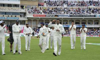 हार्दिक पंड्या के कैरियर के सर्वश्रेष्ठ प्रदर्शन के साथ पांच विकेट की मदद से भारत ने तीसरे क्रिकेट टेस्ट के दूसरे दिन आज इंग्लैंड को पहली पारी में 161 रन पर आउट कर दिया और दूसरी पारी में दो विकेट पर 124 रन बनाकर कुल 292 रन की बढत ले ली ।&amp;nbsp; &amp;nbsp;