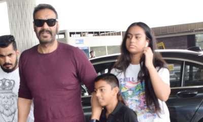 सोमवार को मुंबई एयरपोर्ट पर अजय देवगन अपने बच्चों निसा और युग के साथ दिखे।