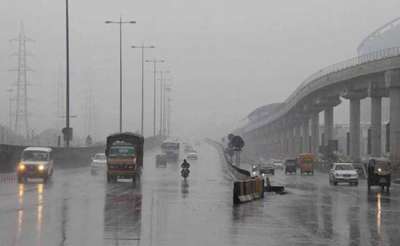 मौसम विभाग के आंकड़ों के मुताबिक बीते 24 घंटों में दिल्ली में 12.4 मिमी बारिश रिकॉर्ड की गई है। 