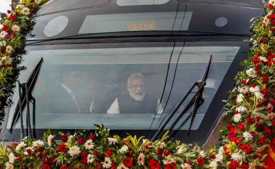 शुक्रवार, आठ नवंबर को प्रधानमंत्री नरेन्द्र मोदी ने भारत की आधुनिक रेल अवसंरचना के विस्तार की दिशा में एक महत्वपूर्ण कदम के तहत वाराणसी में चार नयी ‘वंदे भारत एक्सप्रेस’ ट्रेन को हरी झंडी दिखाकर रवाना किया। अपने संसदीय क्षेत्र वाराणसी के दो दिवसीय दौरे के दूसरे एवं अंतिम दिन मोदी ने बनारस रेलवे स्‍टेशन पर चार नयी वंदे भारत एक्सप्रेस ट्रेन को हरी झंडी दिखाकर रवाना किया। ये नयी ट्रेन बनारस-खजुराहो, लखनऊ-सहारनपुर, फिरोजपुर-दिल्ली और एर्नाकुलम-बेंगलुरु मार्गों पर चलेंगी। शुक्रवार, आठ नवंबर को प्रधानमंत्री नरेन्द्र मोदी ने भारत की आधुनिक रेल अवसंरचना के विस्तार की दिशा में एक महत्वपूर्ण कदम के तहत वाराणसी में चार नयी ‘वंदे भारत एक्सप्रेस’ ट्रेन को हरी झंडी दिखाकर रवाना किया। अपने संसदीय क्षेत्र वाराणसी के दो दिवसीय दौरे के दूसरे एवं अंतिम दिन मोदी ने बनारस रेलवे स्‍टेशन पर चार नयी वंदे भारत एक्सप्रेस ट्रेन को हरी झंडी दिखाकर रवाना किया। ये नयी ट्रेन बनारस-खजुराहो, लखनऊ-सहारनपुर, फिरोजपुर-दिल्ली और एर्नाकुलम-बेंगलुरु मार्गों पर चलेंगी।