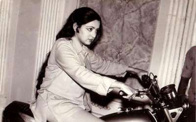 बॉलीवुड की ड्रीम गर्ल के नाम से मशहूर हेमा मालिनी की बाइक वाली तस्वीर देखिए...