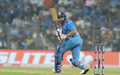 भारत और वेस्टइंडीज के बीच मुंबई में खेले गए तीसरे टी20 मैच में भारत ने बल्लेबाजी की और रोहित शर्मा (71) और केएल राहुल ने टीम इंडिया को धमाकेदार शुरुआत दी।