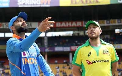 ऑस्ट्रेलिया ने इस निर्णायक मुकाबले में टॉस जीतकर गेंदबाजी का निर्णय लिया। भारत ने 46 के स्कोर पर ही डेविड वॉर्नर (3) और फिच (19) को आउट कर दबाव में डाला।