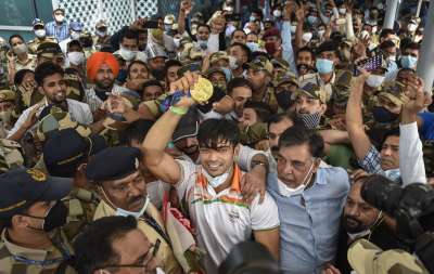 टोक्यो ओलंपिक में रिकॉर्ड प्रदर्शन करने के बाद भारतीय दल स्वदेश लौट चुका है और उनका एयरपोर्ट पर जोरदार स्वागत हुआ। नीरज चोपड़ा ने देशवासियों को अपना गोल्ड मेडल दिखाया।