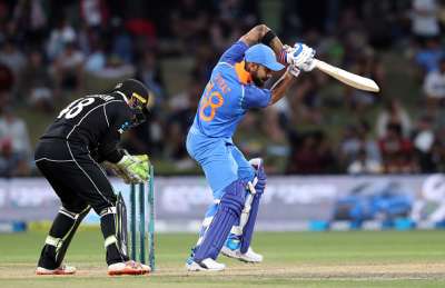 रोहित शर्मा (62) और कप्तान विराट कोहली (60) के अर्धशतकों से भारतीय क्रिकेट टीम ने सोमवार को यहां हुए तीसरे वनडे मैच में न्यूजीलैंड को सात विकेट से हरा दिया।