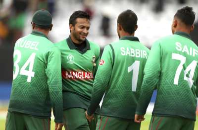 शाकिब अल हसन के लगातार दूसरे शतक और लिटन दास के साथ उनकी शतकीय साझेदारी से बांग्लादेश ने आईसीसी क्रिकेट विश्व कप के लीग मैच में सोमवार को यहां वेस्टइंडीज को सात विकेट से हराकर सेमीफाइनल में जगह बनाने की उम्मीदों को जीवंत रखा।&amp;nbsp;