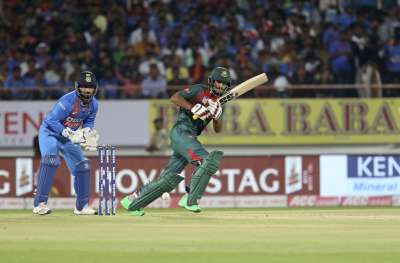 बांग्लादेश ने इस मैच में पहले बल्लेबाजी करते हुए अच्छी शुरुआत की। दोनों सलामी बल्लेबाजों (नईम 36 और लिटन दास 29) ने पहले विकेट के लिए 60 रन जोड़े।
