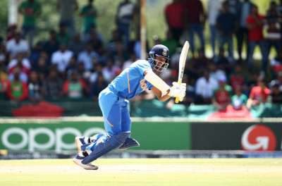 भारत और बांग्लादेश के बीच खेले गए अंडर 19 वर्ल्ड कप के फाइनल मुकाबले में टीम इंडिया ने पहले बल्लेबाजी करते हुए यशस्वी (88) के अर्धशतक के दम पर 177 रन बनाए। यशस्वी के अलावा कोई भी बल्लेबाज प्रभावित नहीं कर सका।