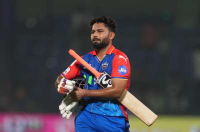 आईपीएल में हर साल खिलाड़ी इधर से उधर होते हैं। इसके बाद भी कुछ खिलाड़ी ऐसे हैं, जिन्होंने आईपीएल के अपने करियर के दौरान केवल एक ही टीम से अब तक सारे मैच खेले हैं। हालांकि इसमें से इस साल जब ऋषभ पंत पहला मैच खेलने उतरेंगे तो इस लिस्ट से बाहर हो जाएंगे। आपको एक बार ये लिस्ट जरूर देखनी चाहिए। आईपीएल में हर साल खिलाड़ी इधर से उधर होते हैं। इसके बाद भी कुछ खिलाड़ी ऐसे हैं, जिन्होंने आईपीएल के अपने करियर के दौरान केवल एक ही टीम से अब तक सारे मैच खेले हैं। हालांकि इसमें से इस साल जब ऋषभ पंत पहला मैच खेलने उतरेंगे तो इस लिस्ट से बाहर हो जाएंगे। आपको एक बार ये लिस्ट जरूर देखनी चाहिए।