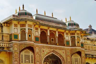 राजस्थान भारत के सबसे रंगीन राज्यों में से एक है। जिसकी सुंदरता लोगों को मुग्ध कर देती है। राज्य के चारों ओर बिखरे हुए इन महलों और किलों की अपनी विशिष्टता है जो अपनी अलग कहानी बताती है। 